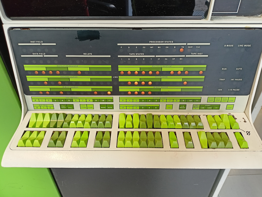 Das Frontpanel des PDP-12