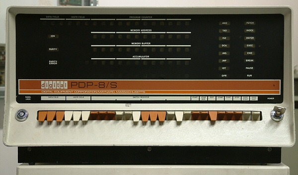 Bild: PDP-8/S Frontpanel