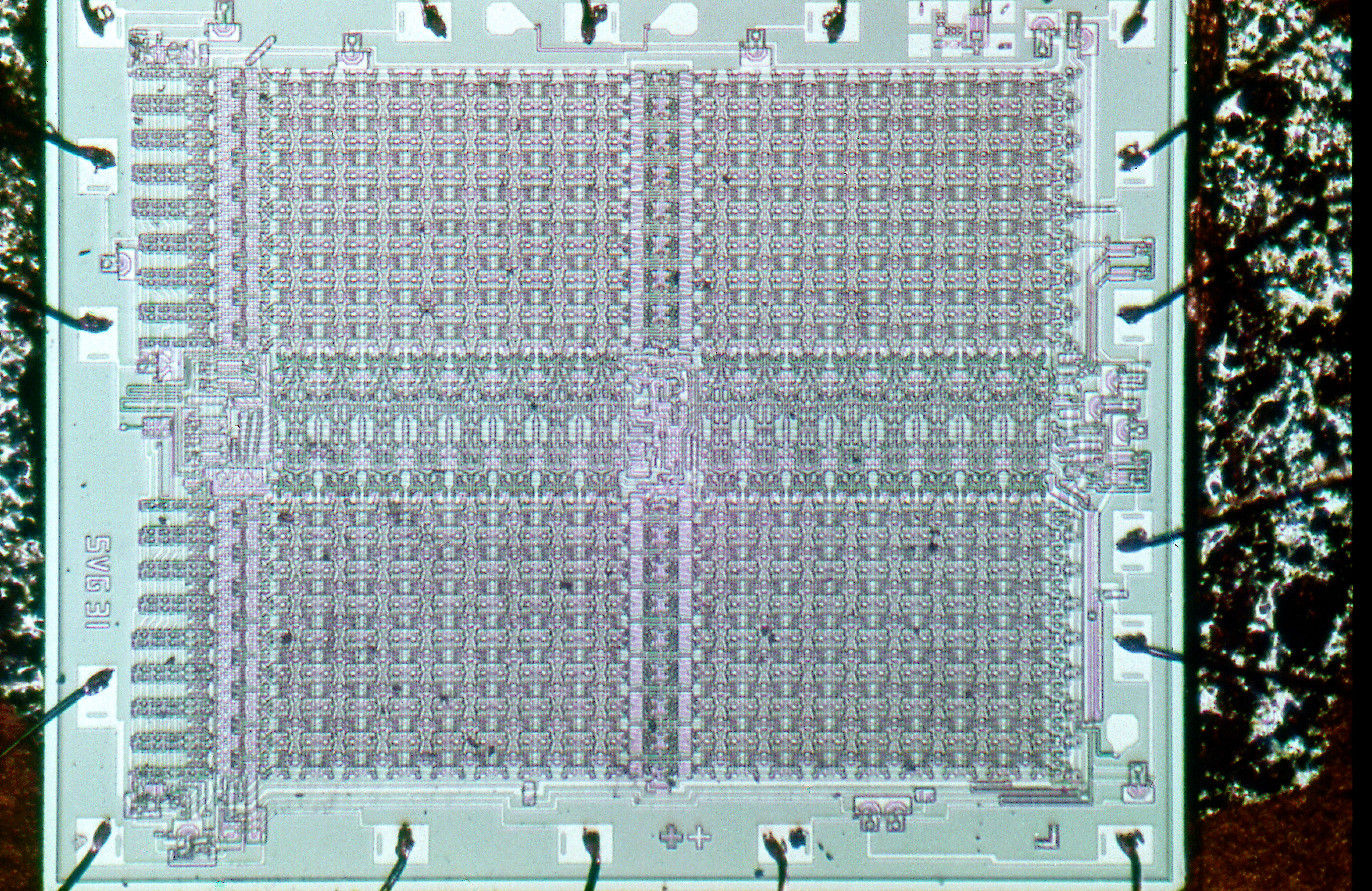 Speicherbaustein mit 1024 bit p-MOS-Siliziumgate-Technik unserer neuen Computer<br/>Originalgre 3,5x2,9mm